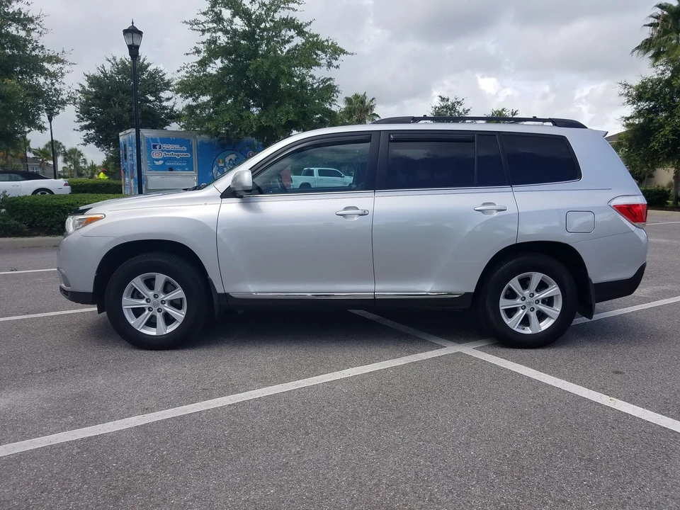 2012 Toyota Highlander - Image 2 of 11