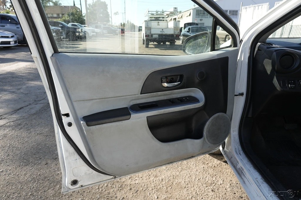 2012 Toyota Prius 3rd Gen - Image 16 of 21