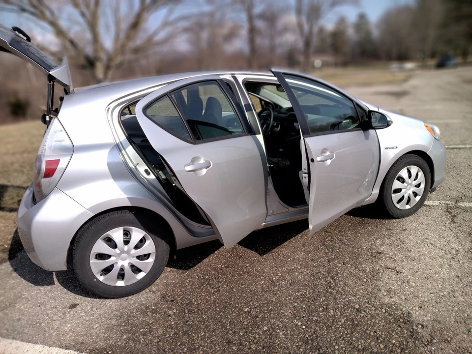 2012 Toyota Prius 3rd Gen - Image 4 of 19