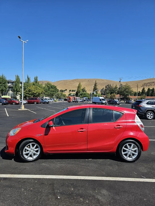 2012 Toyota Prius 3rd Gen - Image 2 of 12