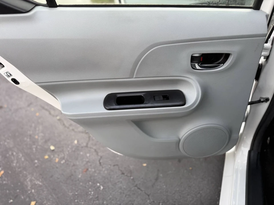2012 Toyota Prius 3rd Gen - Image 15 of 21
