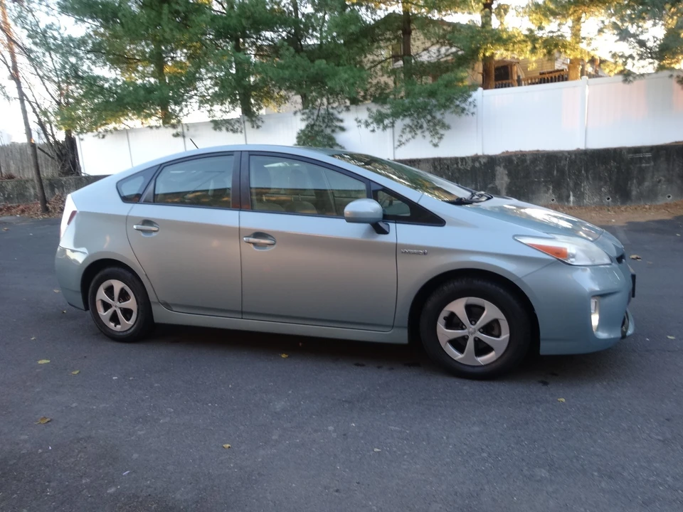 2012 Toyota Prius 3rd Gen - Image 4 of 20