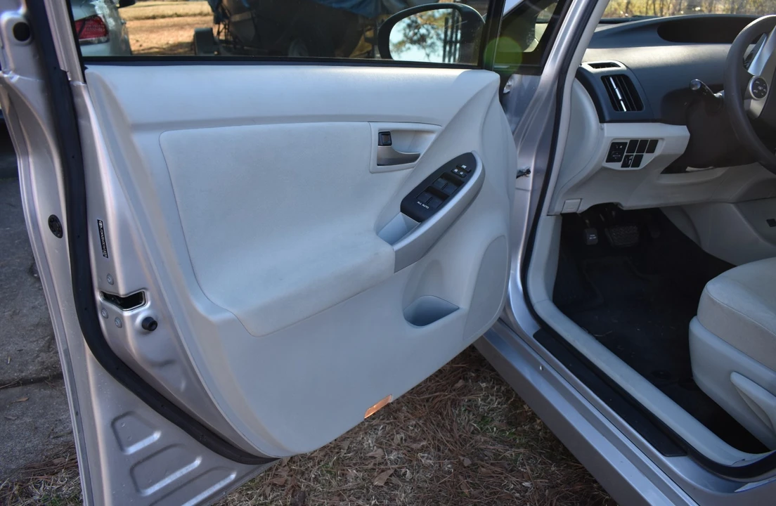 2012 Toyota Prius 3rd Gen - Image 15 of 20