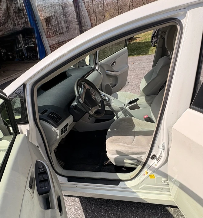 2012 Toyota Prius 3rd Gen - Image 13 of 20
