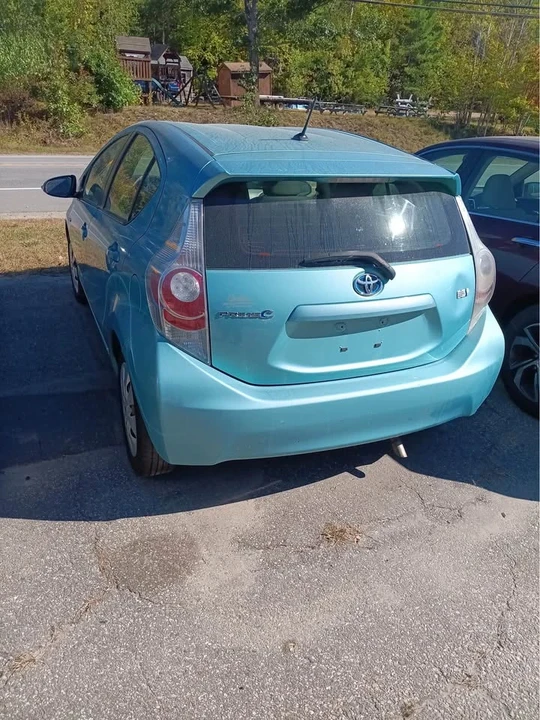 2012 Toyota Prius 3rd Gen - Image 2 of 3