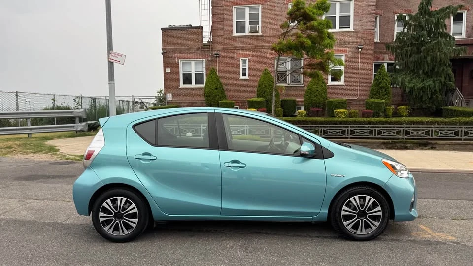 2012 Toyota Prius - Image 5 of 15