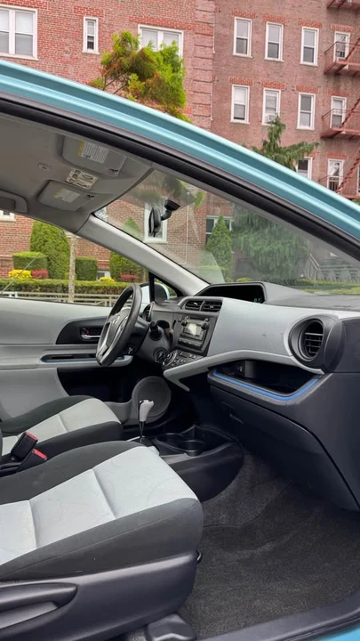 2012 Toyota Prius - Image 7 of 15