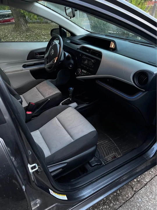 2012 Toyota Prius - Image 6 of 10