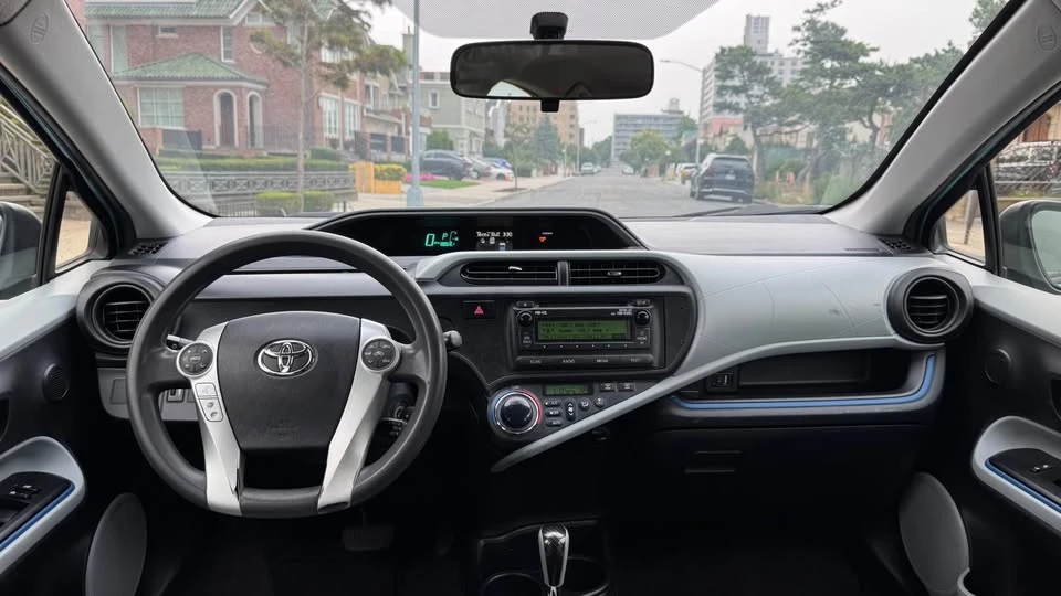 2012 Toyota Prius - Image 8 of 15