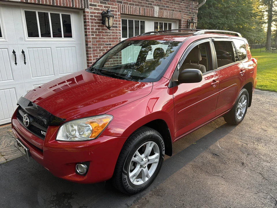 2012 Toyota RAV4 3rd Gen - Image 4 of 31