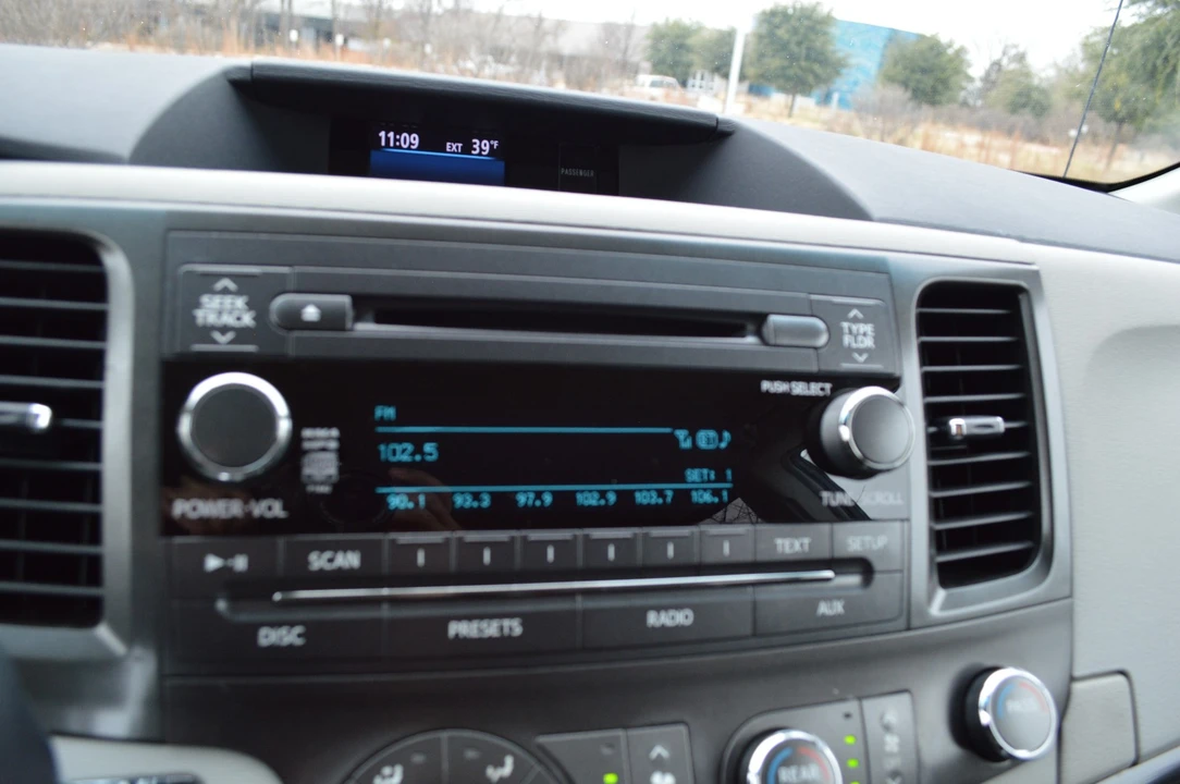 2012 Toyota Sienna 3rd Gen - Image 6 of 20