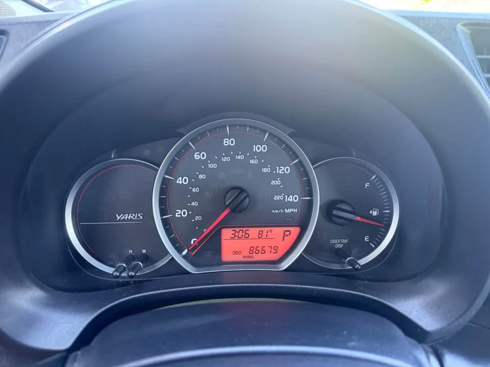 2012 Toyota Yaris - Image 10 of 20