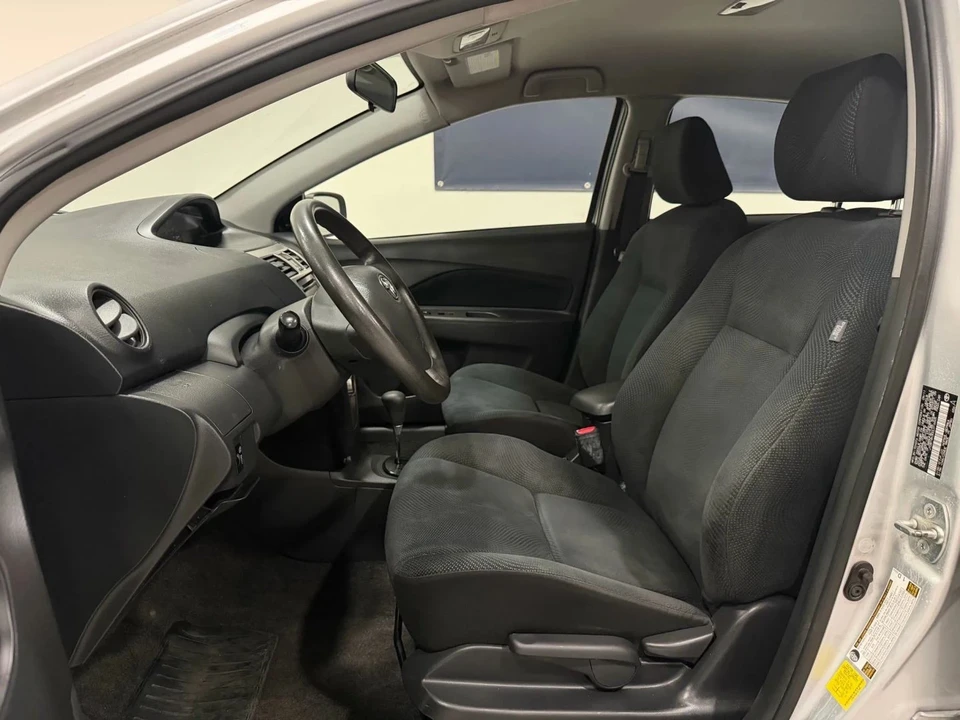 2012 Toyota Yaris - Image 7 of 16