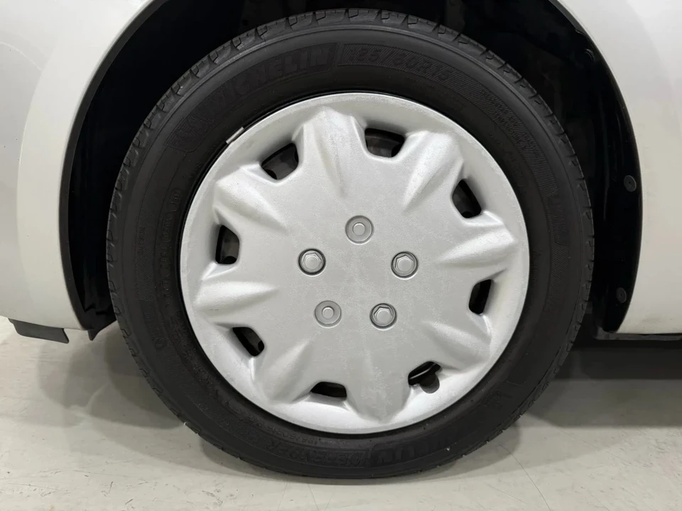 2012 Toyota Yaris - Image 15 of 16