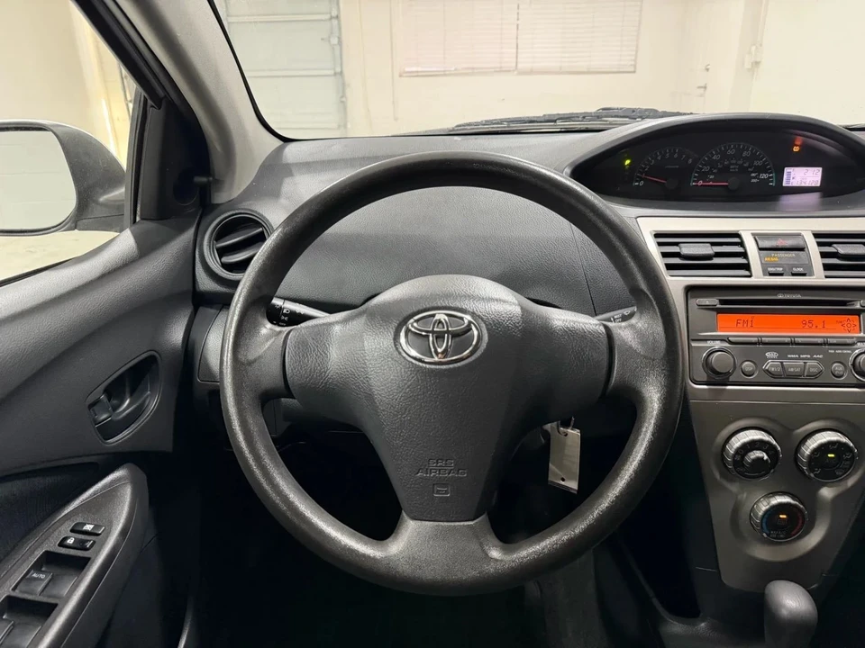 2012 Toyota Yaris - Image 10 of 16