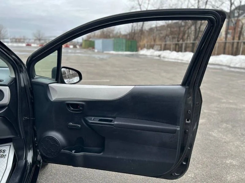 2012 Toyota Yaris - Image 11 of 12