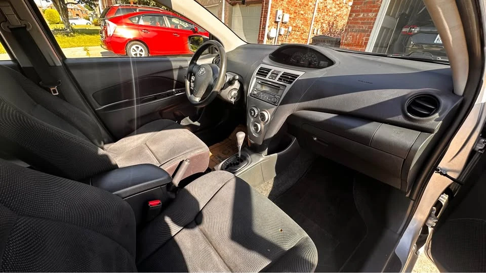 2012 Toyota Yaris - Image 11 of 12