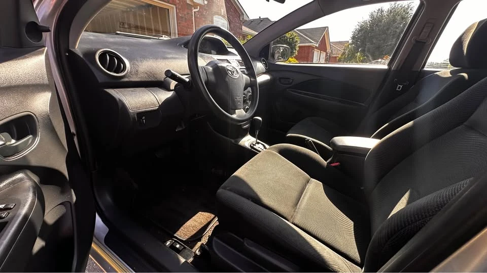 2012 Toyota Yaris - Image 9 of 12