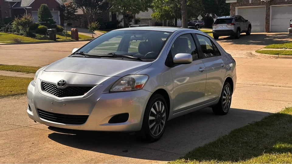 2012 Toyota Yaris - Image 2 of 12