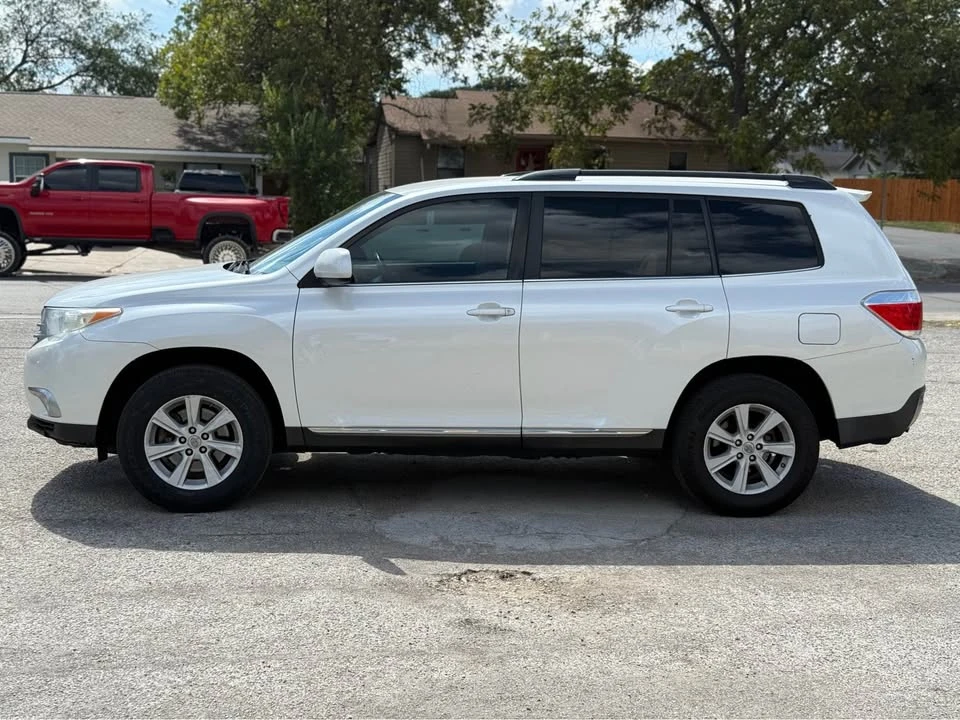 2012 Toyota Highlander - Image 2 of 18