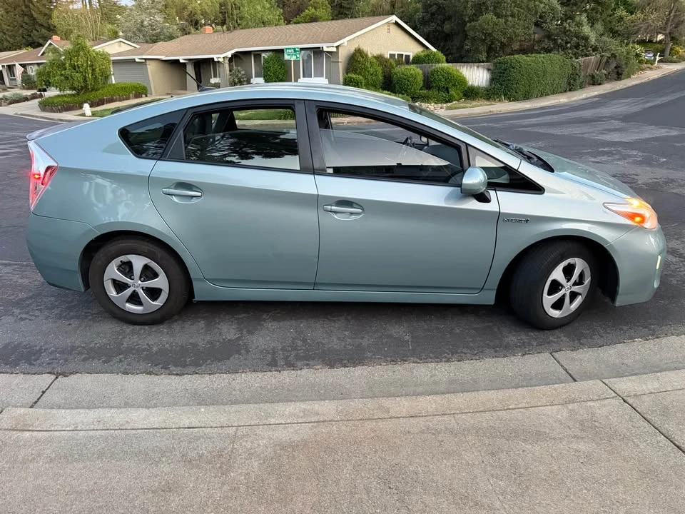 2012 Toyota Prius 3rd Gen - Image 12 of 20