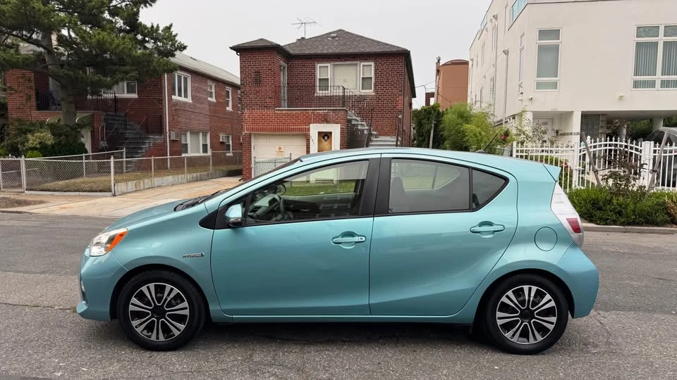 2012 Toyota Prius 3rd Gen - Image 2 of 15