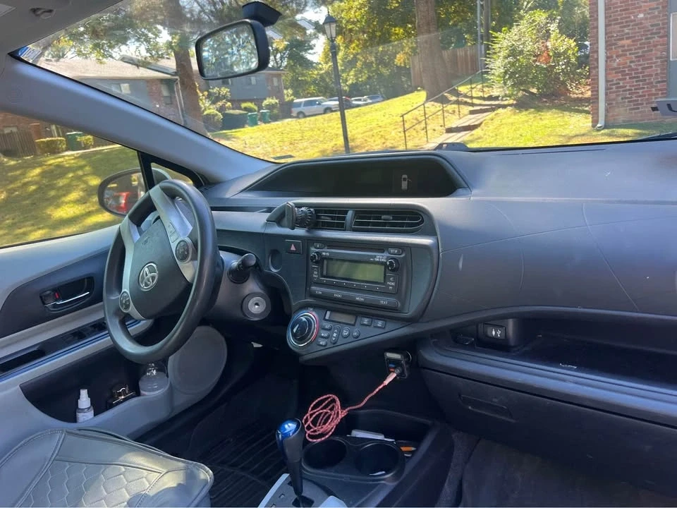 2012 Toyota Prius 3rd Gen - Image 5 of 8