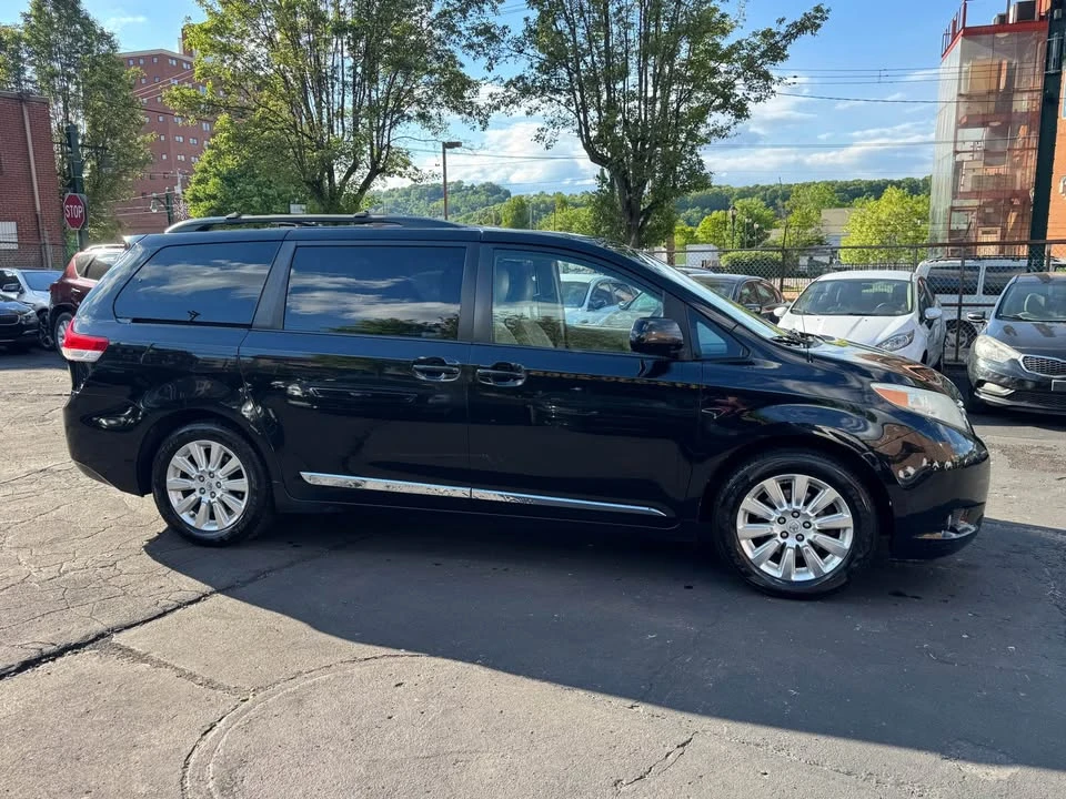 2012 Toyota Sienna 3rd Gen - Image 5 of 17