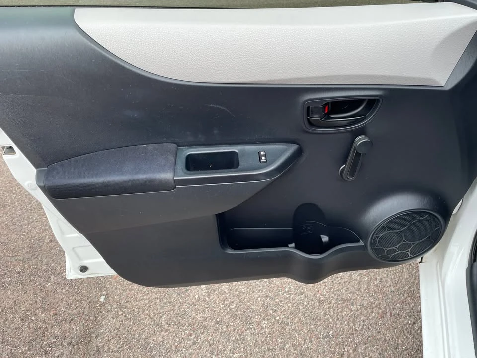 2012 Toyota Yaris - Image 10 of 13