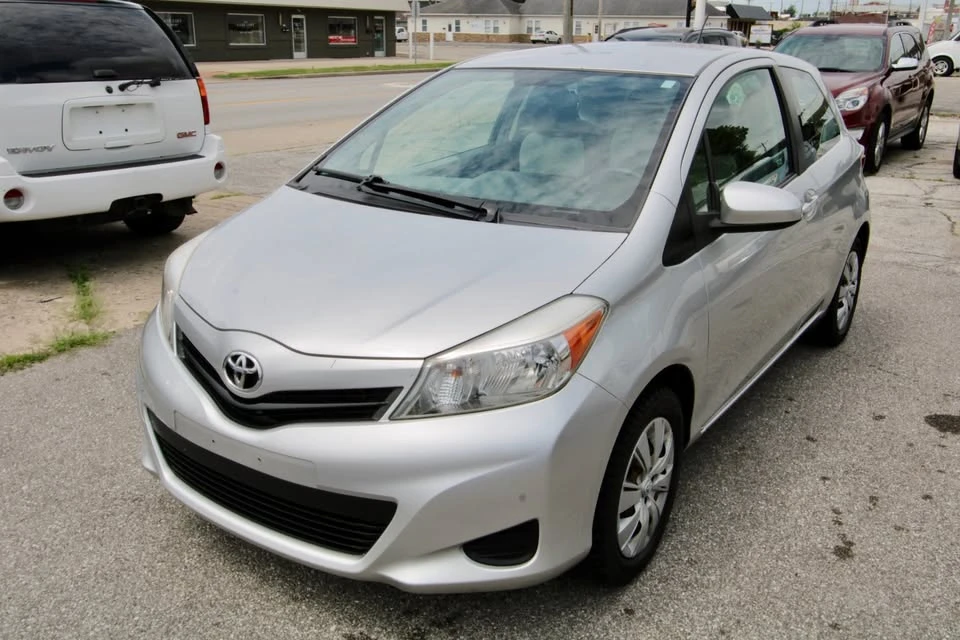2012 Toyota Yaris - Image 2 of 16