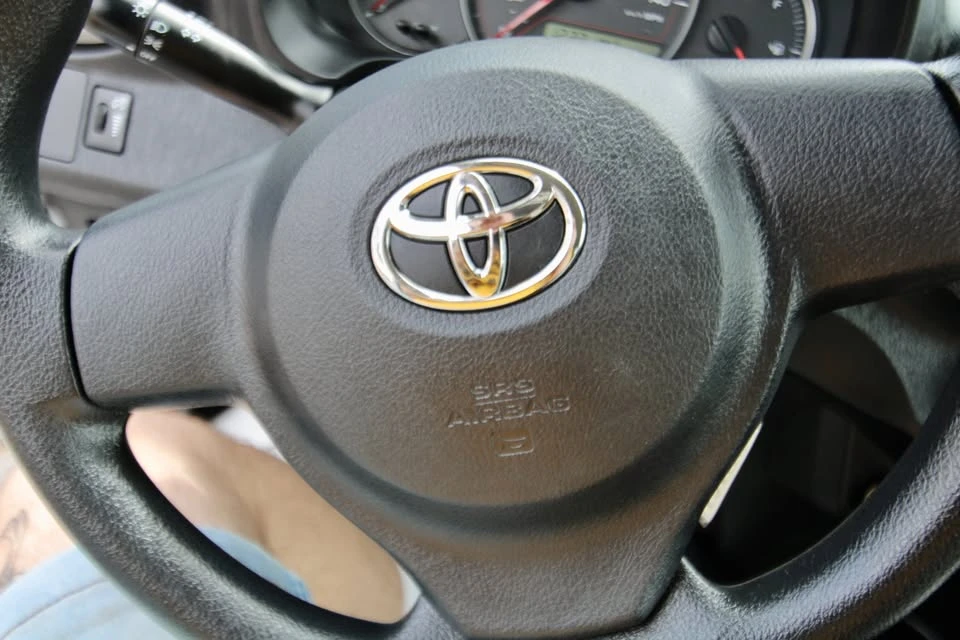 2012 Toyota Yaris - Image 15 of 16
