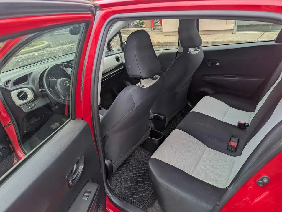 2012 Toyota Yaris - Image 10 of 11