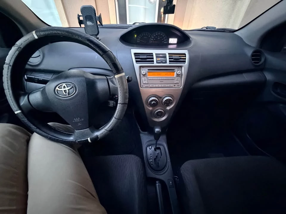 2012 Toyota Yaris - Image 8 of 13
