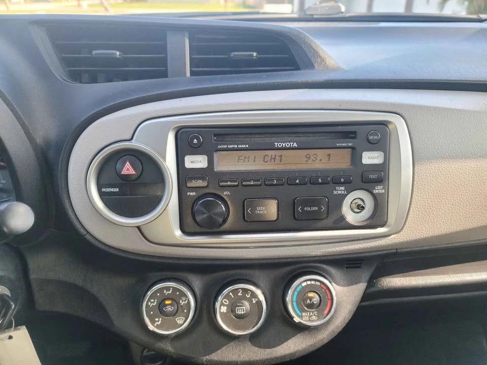 2012 Toyota Yaris - Image 9 of 17