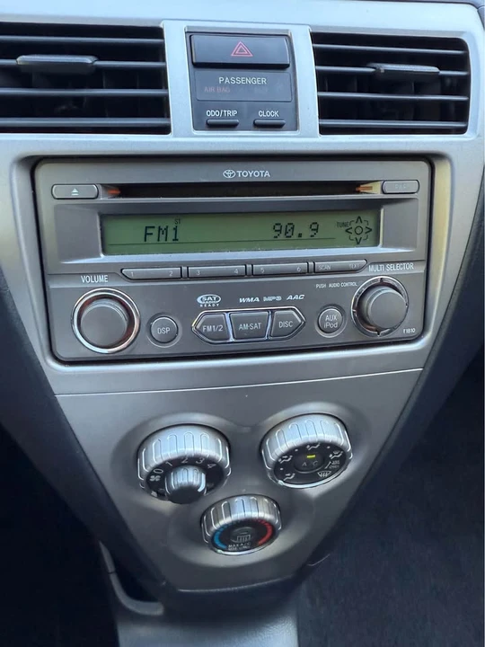 2012 Toyota Yaris - Image 9 of 15