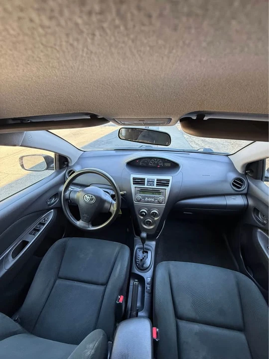 2012 Toyota Yaris - Image 10 of 15