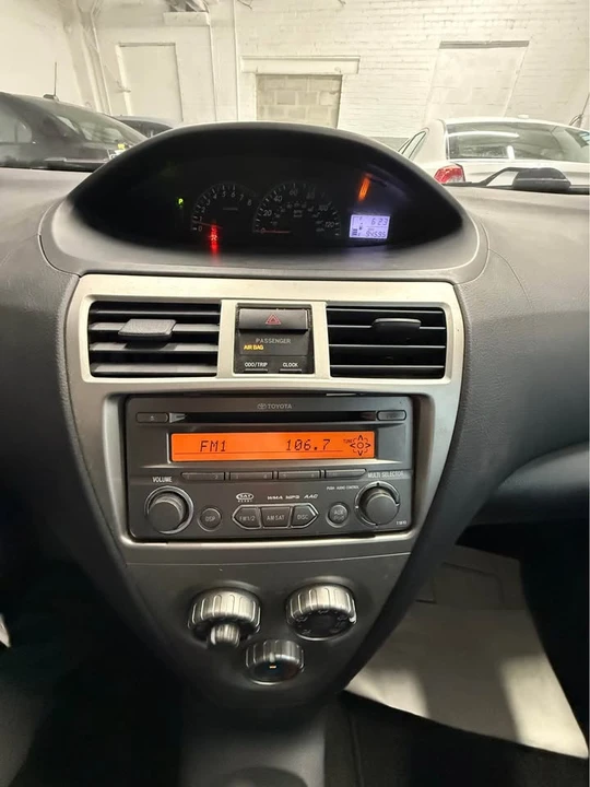 2012 Toyota Yaris - Image 10 of 16