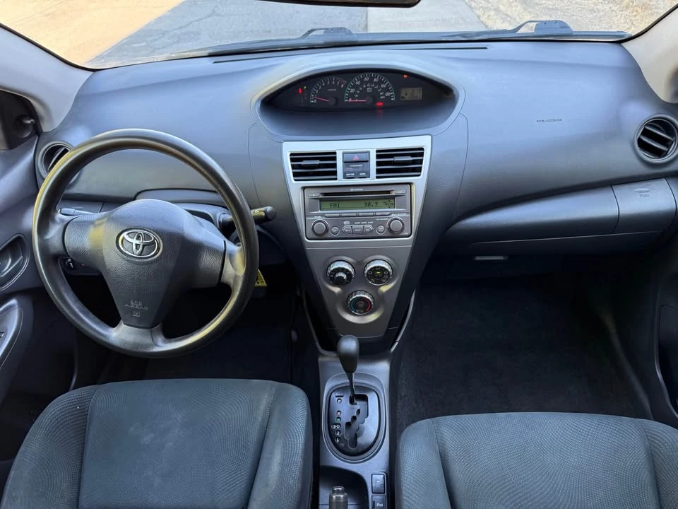 2012 Toyota Yaris - Image 11 of 15