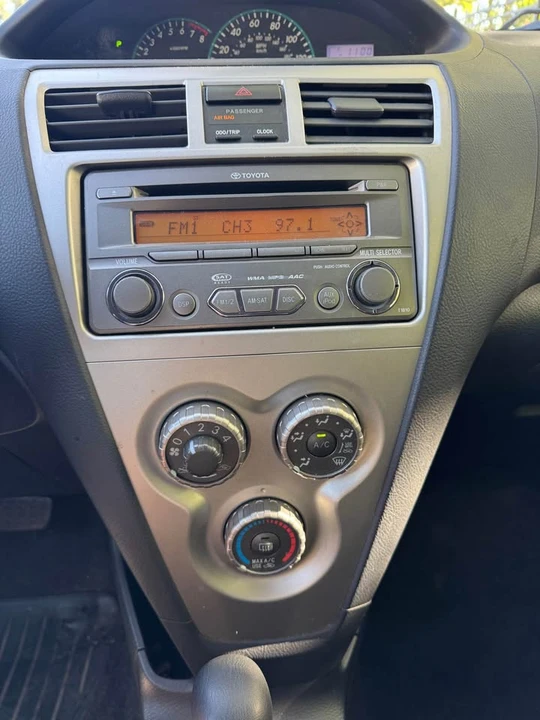2012 Toyota Yaris - Image 11 of 12