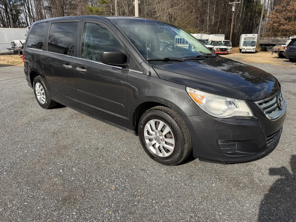 2012 Volkswagen Routan - Image 19 of 21