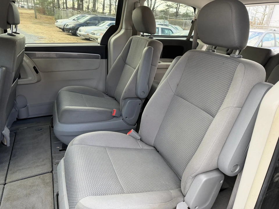 2012 Volkswagen Routan - Image 8 of 21