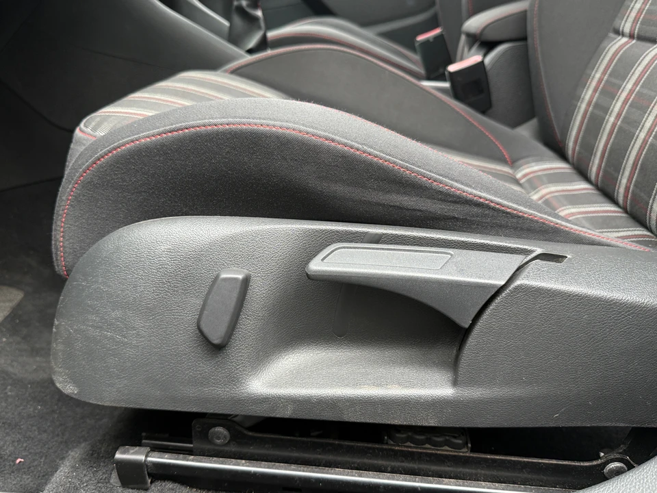 2012 Volkswagen - Image 2 of 31