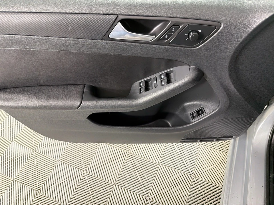 2012 Volkswagen A6 Jetta - Image 11 of 12