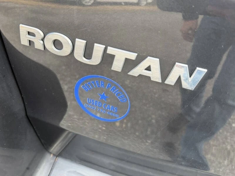 2012 Volkswagen Routan - Image 15 of 21
