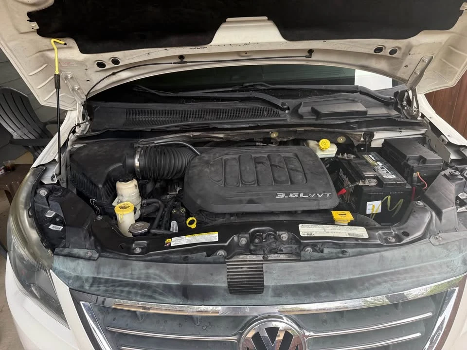 2012 Volkswagen Routan - Image 5 of 10