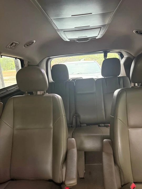 2012 Volkswagen Routan - Image 6 of 10