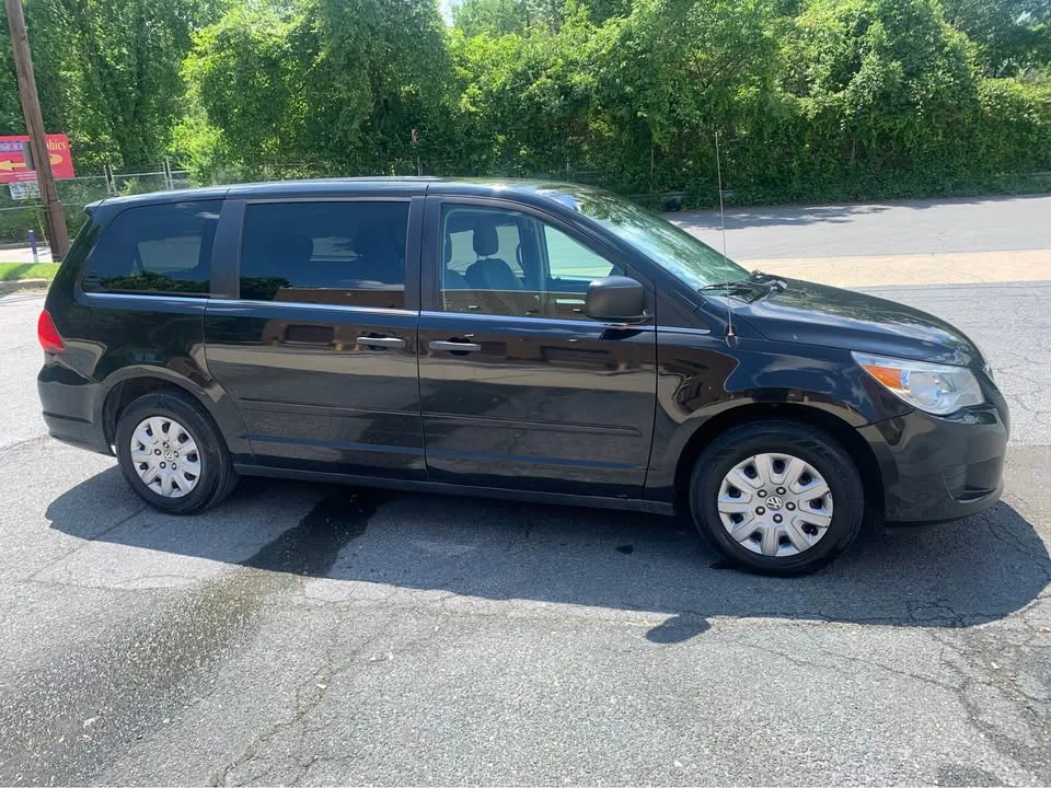 2012 Volkswagen Routan - Image 2 of 6