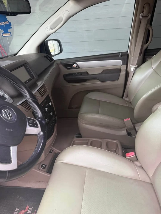 2012 Volkswagen Routan - Image 8 of 10