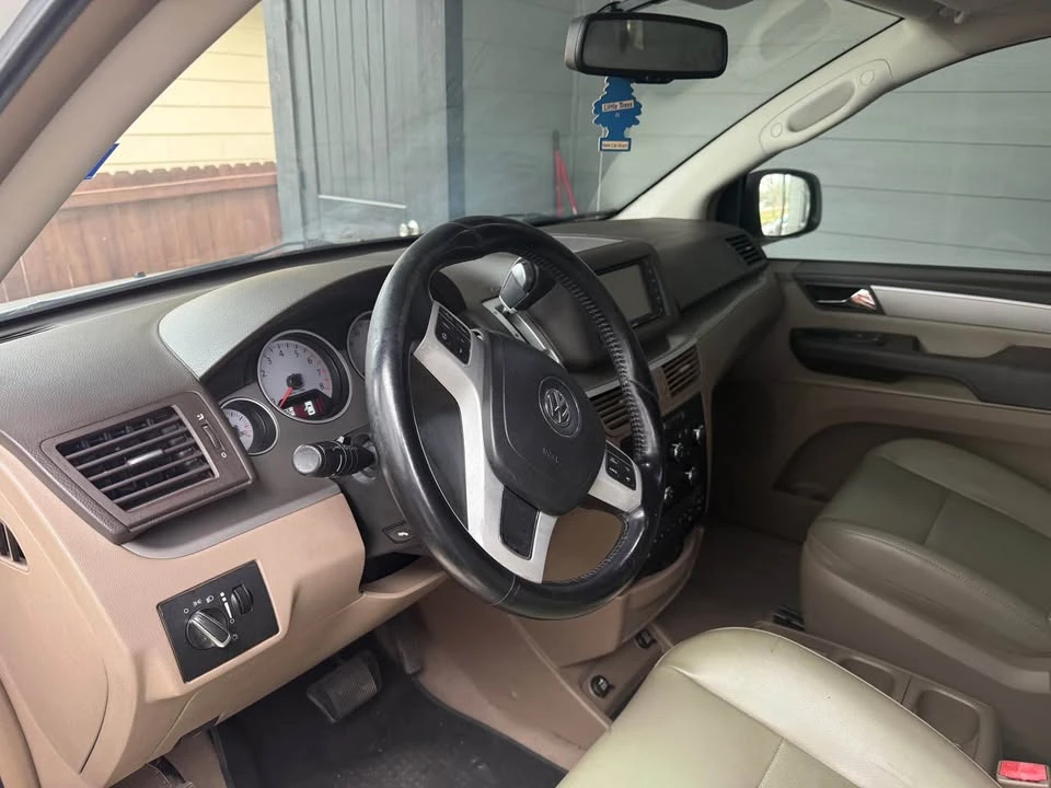 2012 Volkswagen Routan - Image 7 of 10