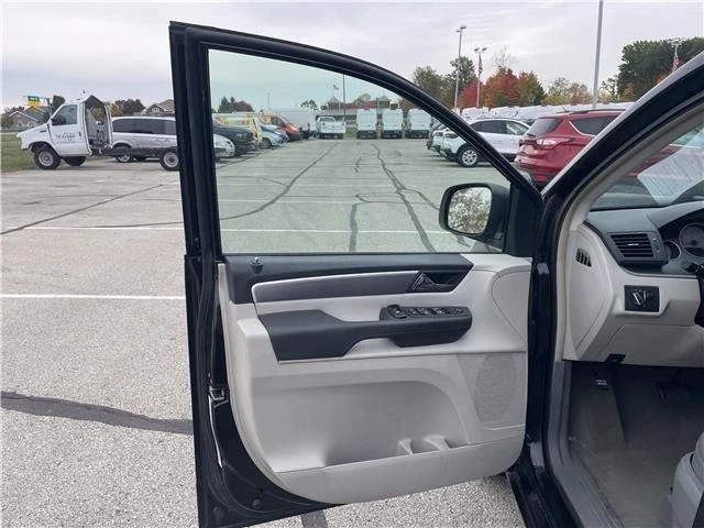 2012 Volkswagen Routan - Image 21 of 21